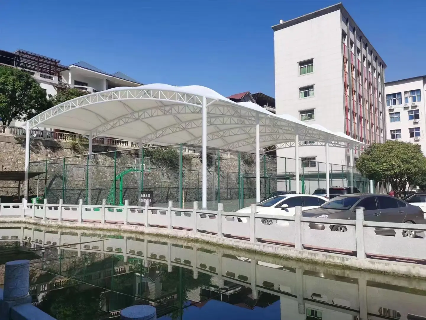 贵州余庆园区停车棚总在漏水生锈？源头膜结构厂家：按本地气候选材，避开三大坑