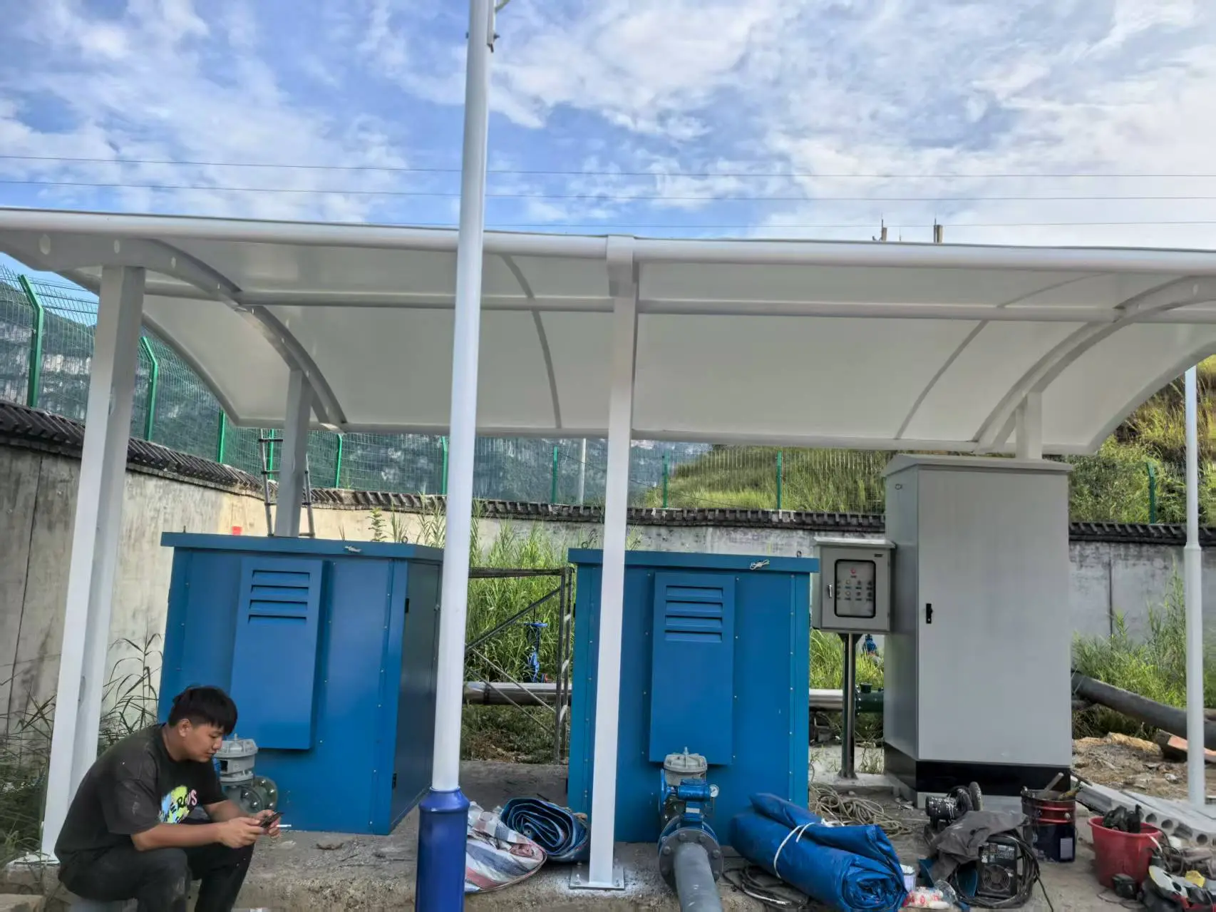 贵州余庆膜结构棚怎么选?多雨高湿山区,避开低价铁皮棚与劣质膜材坑