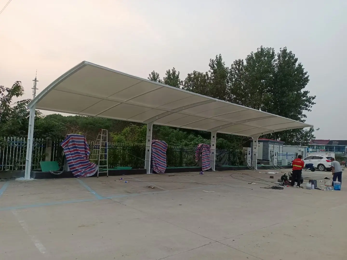 贵州余庆膜结构工程科普:山地多雨强紫外线环境,停车棚选材别只看低价